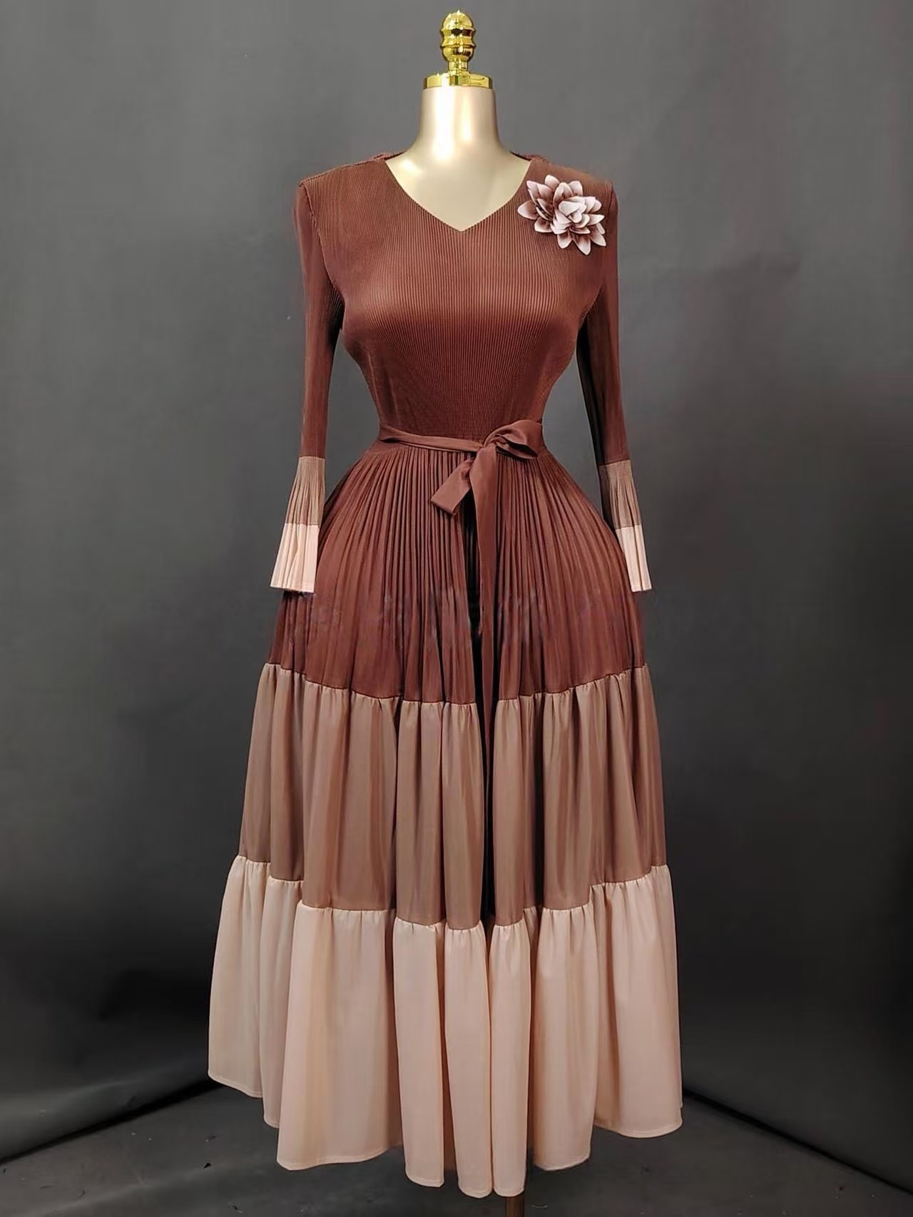 Musical Instrument Africa - ชุดเดรสพลีททรงวี แขนทรงแตร สีตัดต่อ กระโปรงทรงใหญ่ ทรงหลวม สไตล์แอฟริกัน